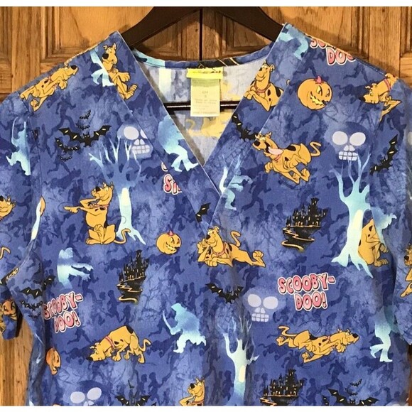 Scooby Doo Scared Silly Scrub Top Women’s S Blue Short Sleeve V-Neck 4 Pockets - Picture 2 of 11